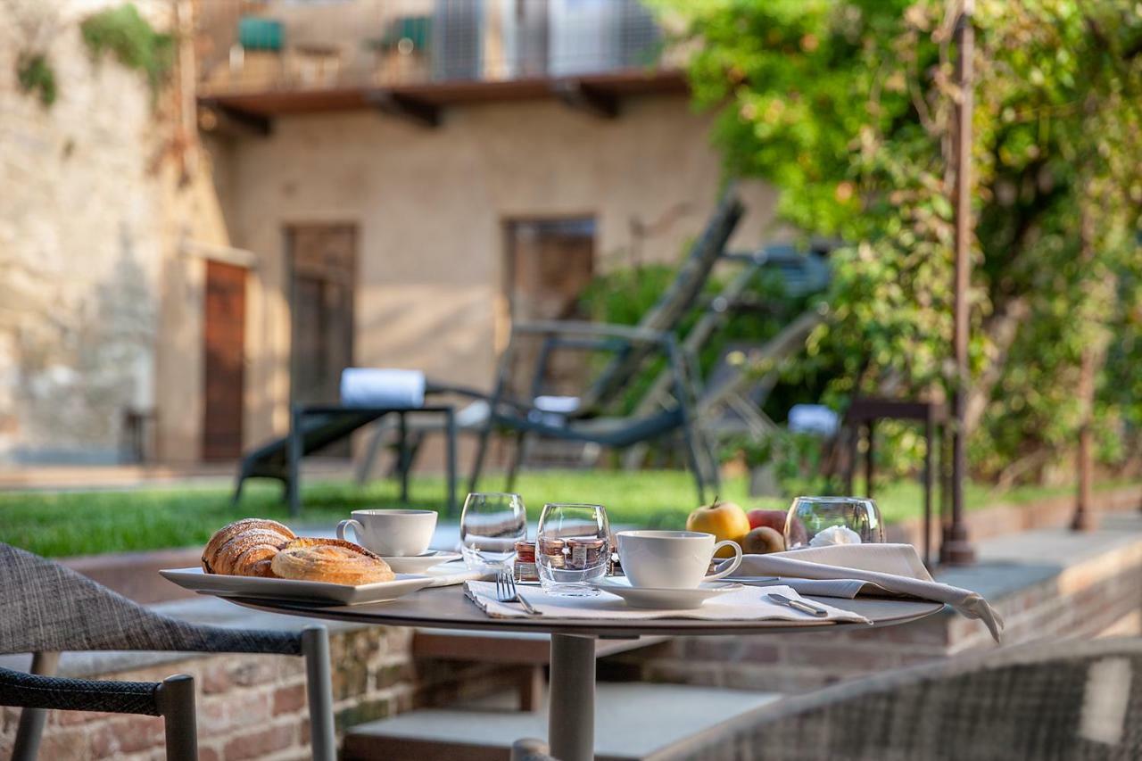 Il Cortile Di San Michele Bed & Breakfast Guarene Екстериор снимка